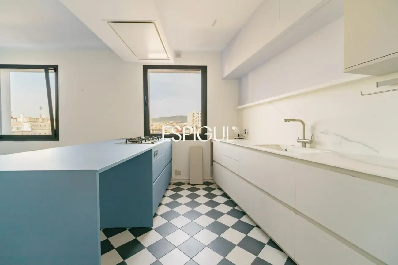 Renovated penthouse with private terrace and sea views in the heart of Barcelona