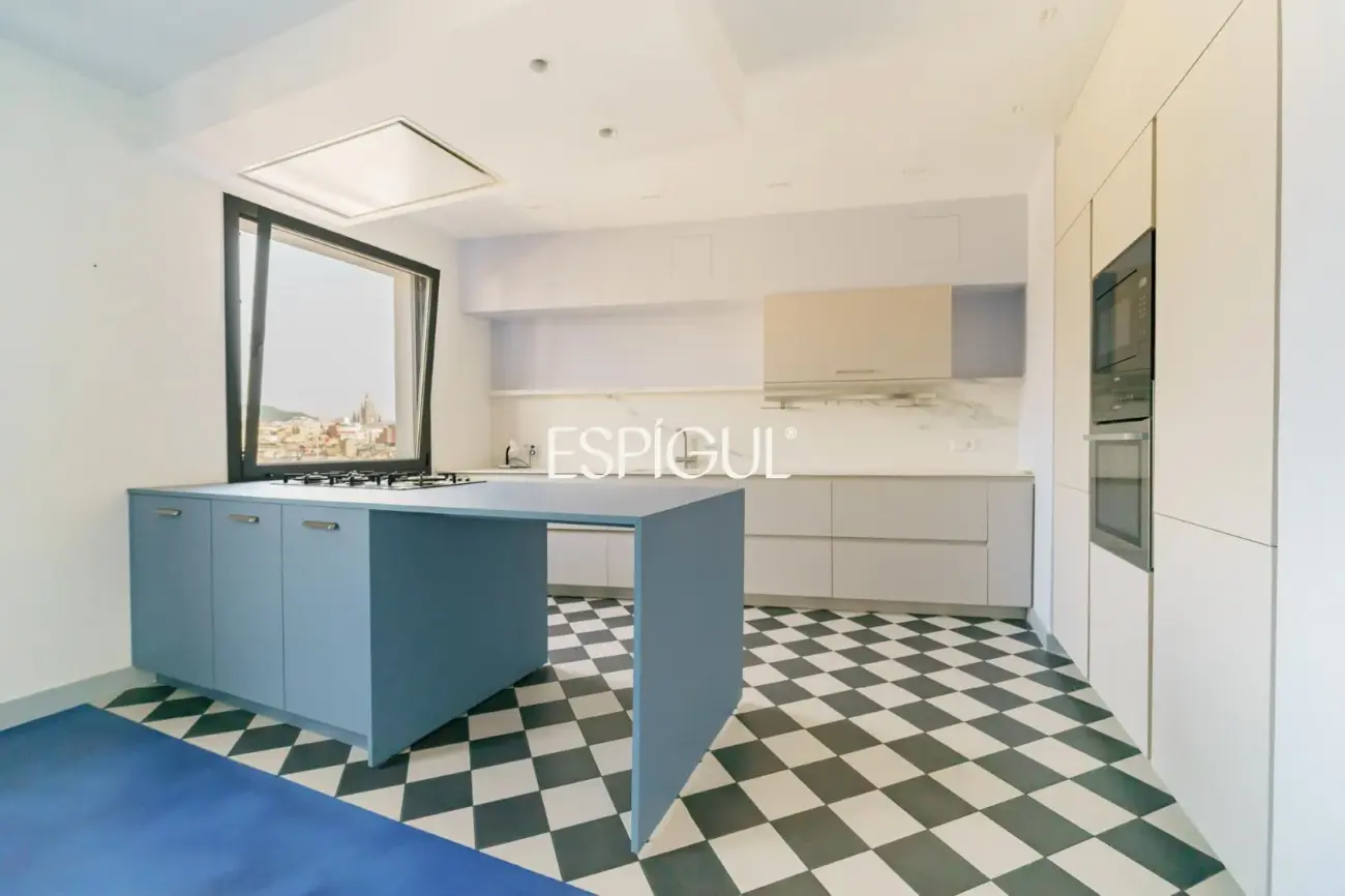 Renovated penthouse with private terrace and sea views in the heart of Barcelona