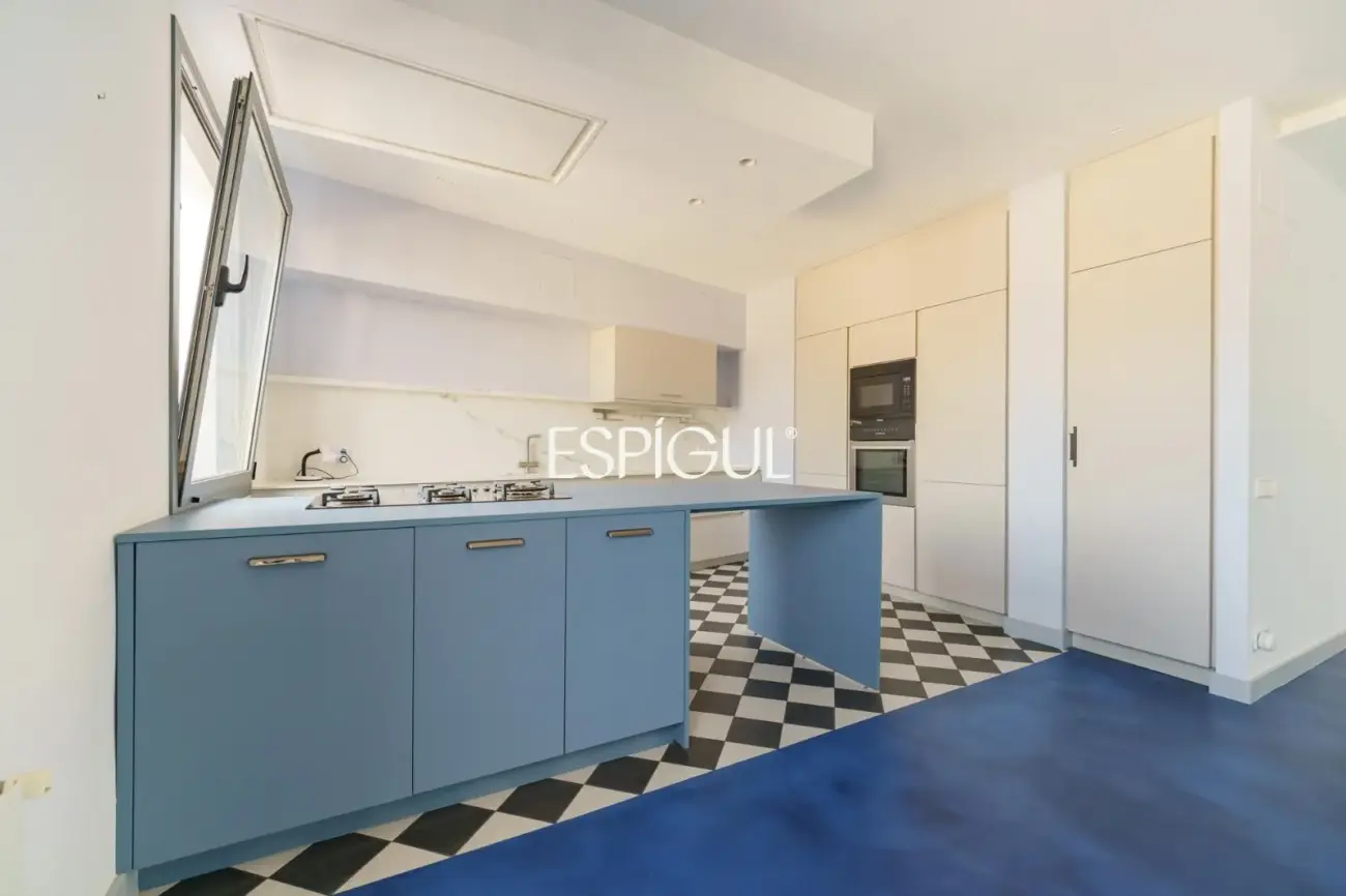 Renovated penthouse with private terrace and sea views in the heart of Barcelona
