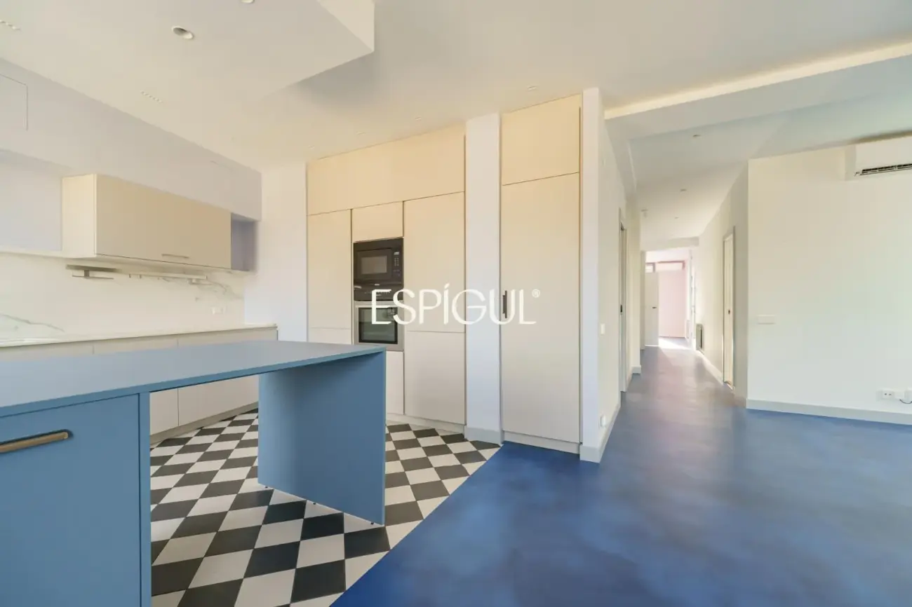 Renovated penthouse with private terrace and sea views in the heart of Barcelona
