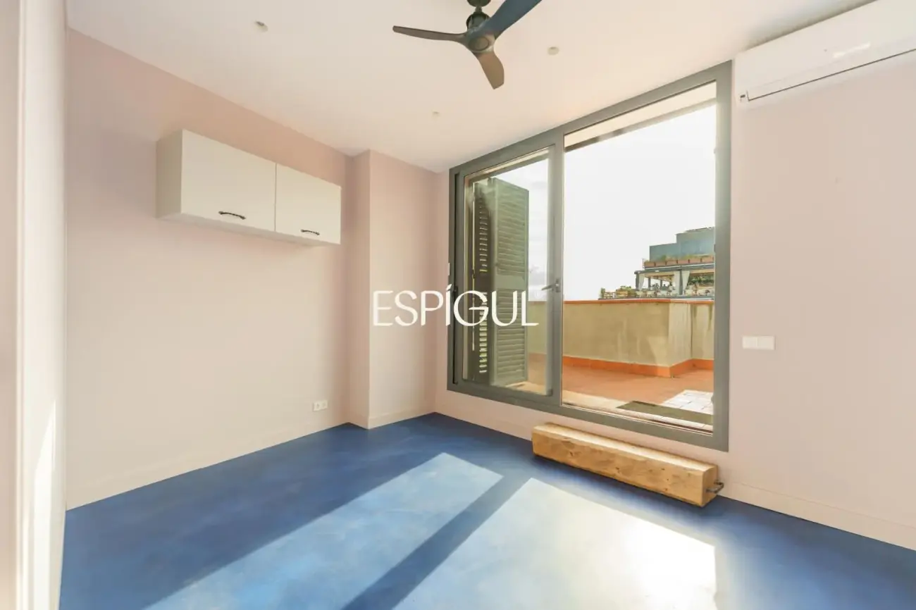 Renovated penthouse with private terrace and sea views in the heart of Barcelona