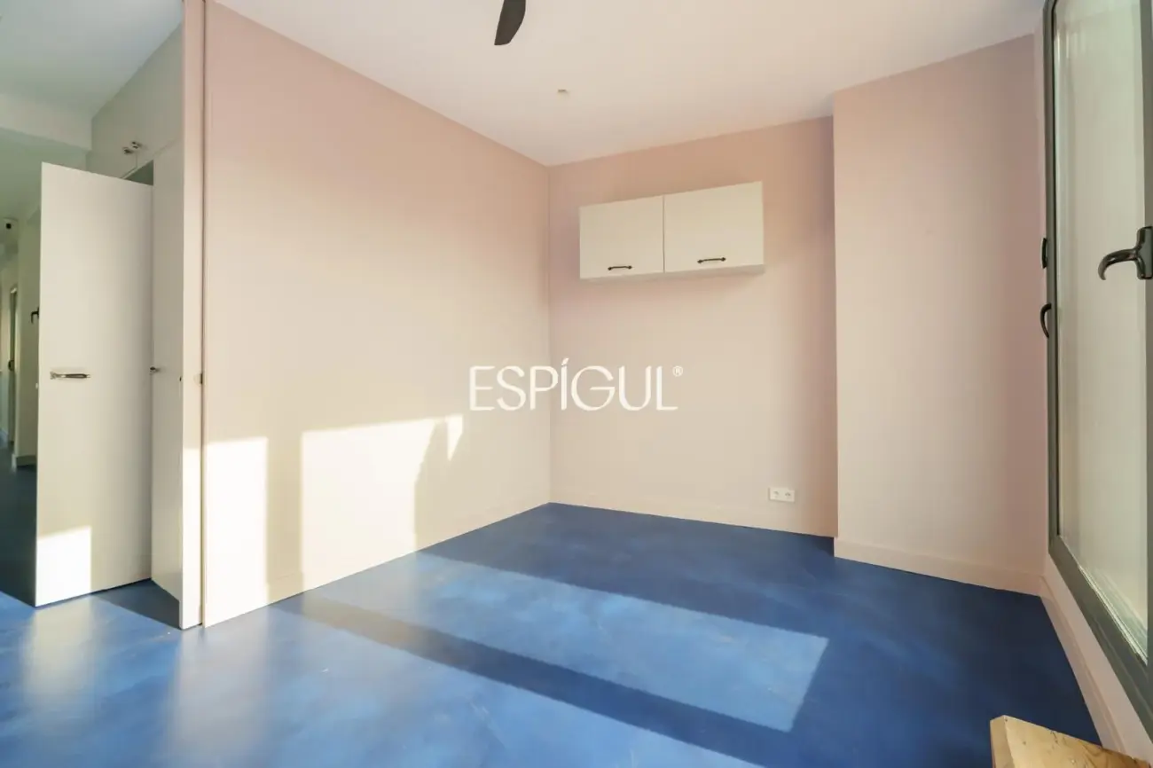 Renovated penthouse with private terrace and sea views in the heart of Barcelona