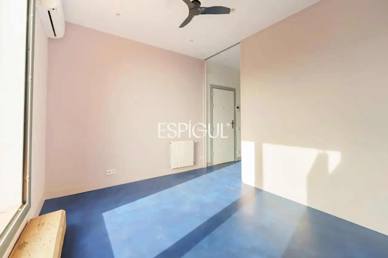 Renovated penthouse with private terrace and sea views in the heart of Barcelona