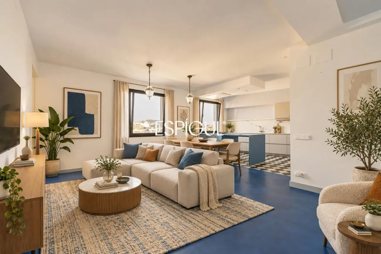 Renovated penthouse with private terrace and sea views in the heart of Barcelona