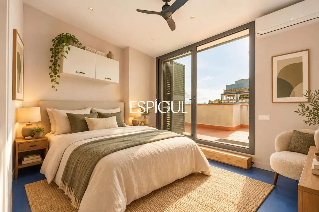Renovated penthouse with private terrace and sea views in the heart of Barcelona