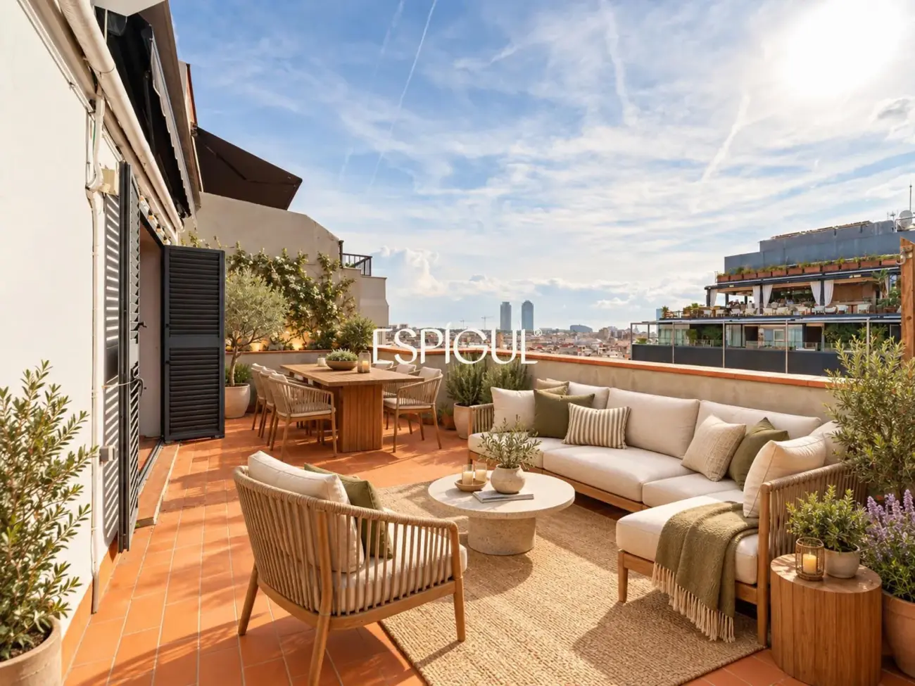 Renovated penthouse with private terrace and sea views in the heart of Barcelona