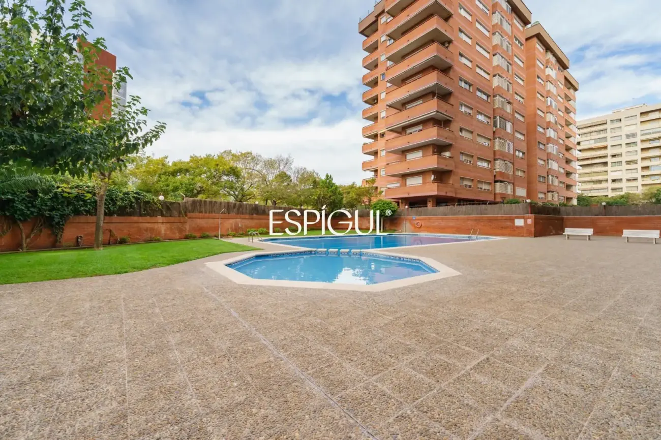 Bright apartment in Les Corts / Diagonal with pool and parking