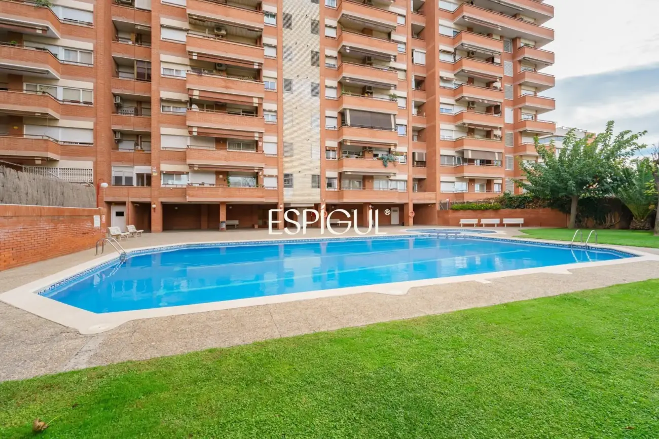 Bright apartment in Les Corts / Diagonal with pool and parking