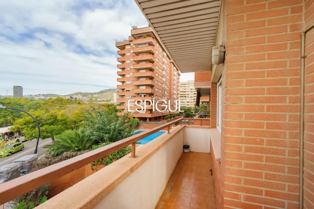Bright apartment in Les Corts / Diagonal with pool and parking