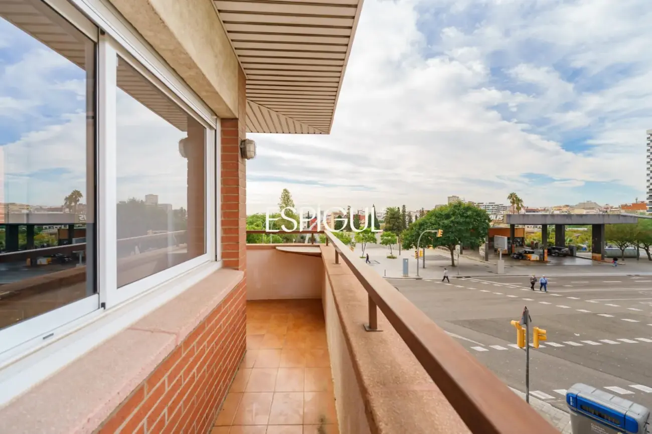 Bright apartment in Les Corts / Diagonal with pool and parking