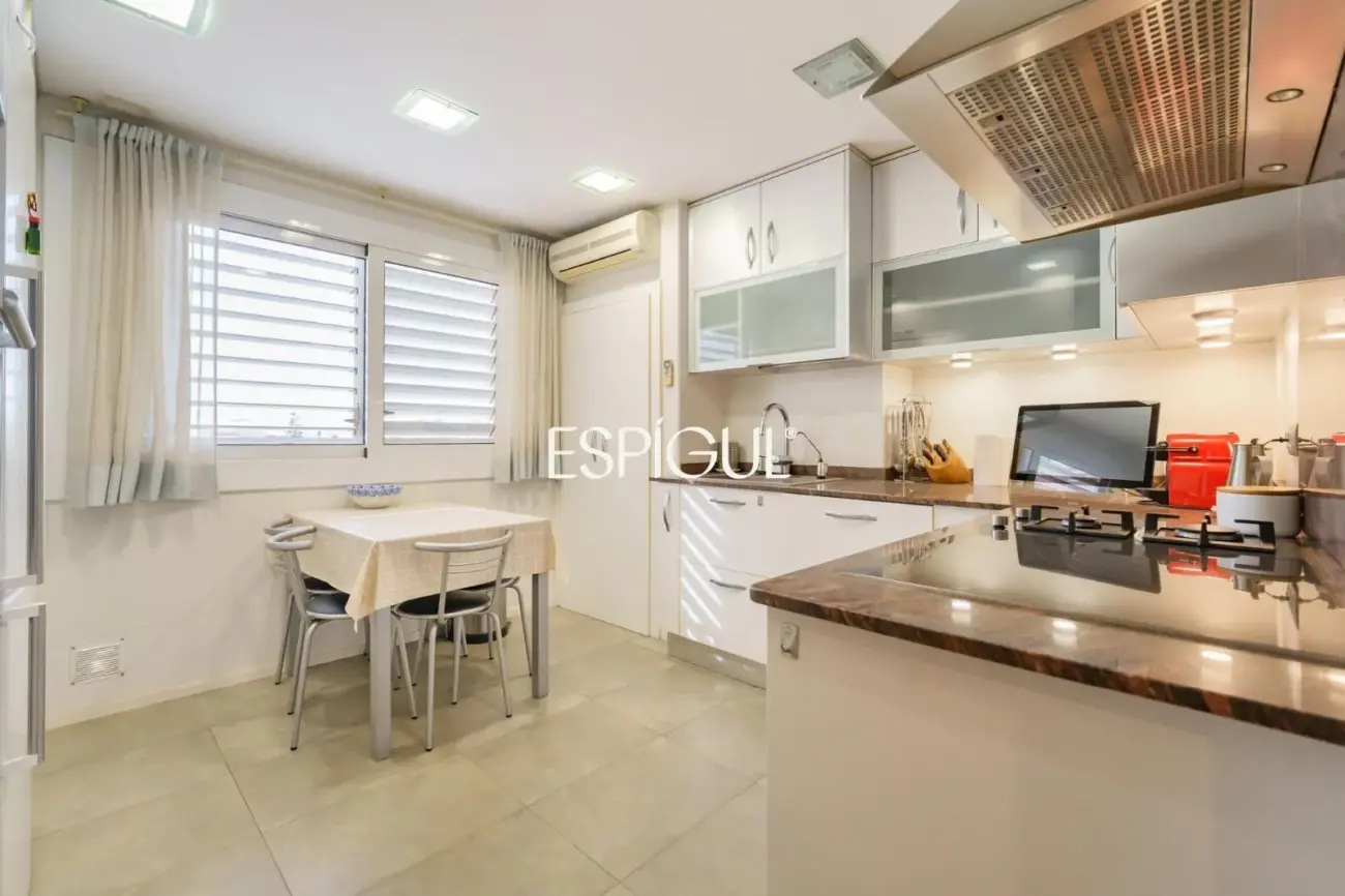 Bright apartment in Les Corts / Diagonal with pool and parking