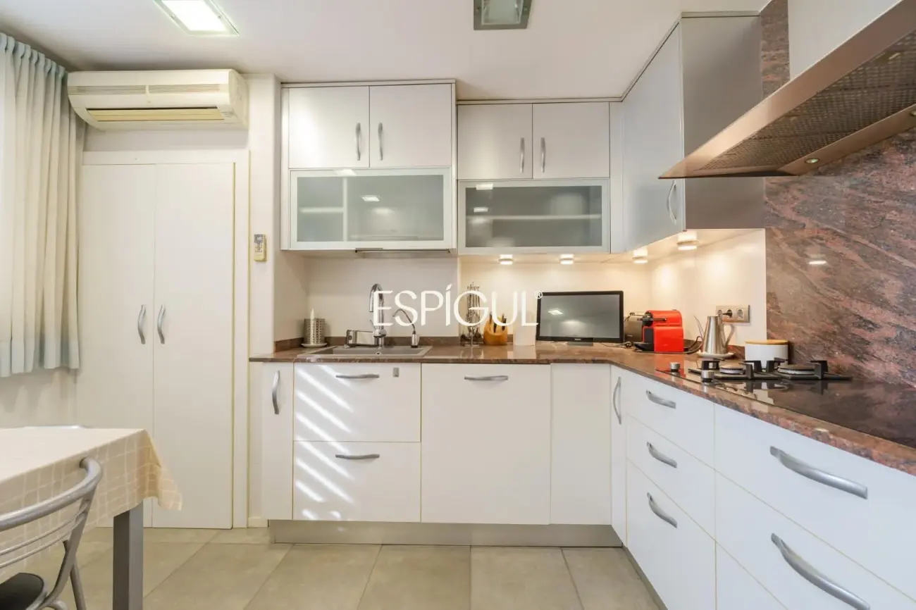 Bright apartment in Les Corts / Diagonal with pool and parking