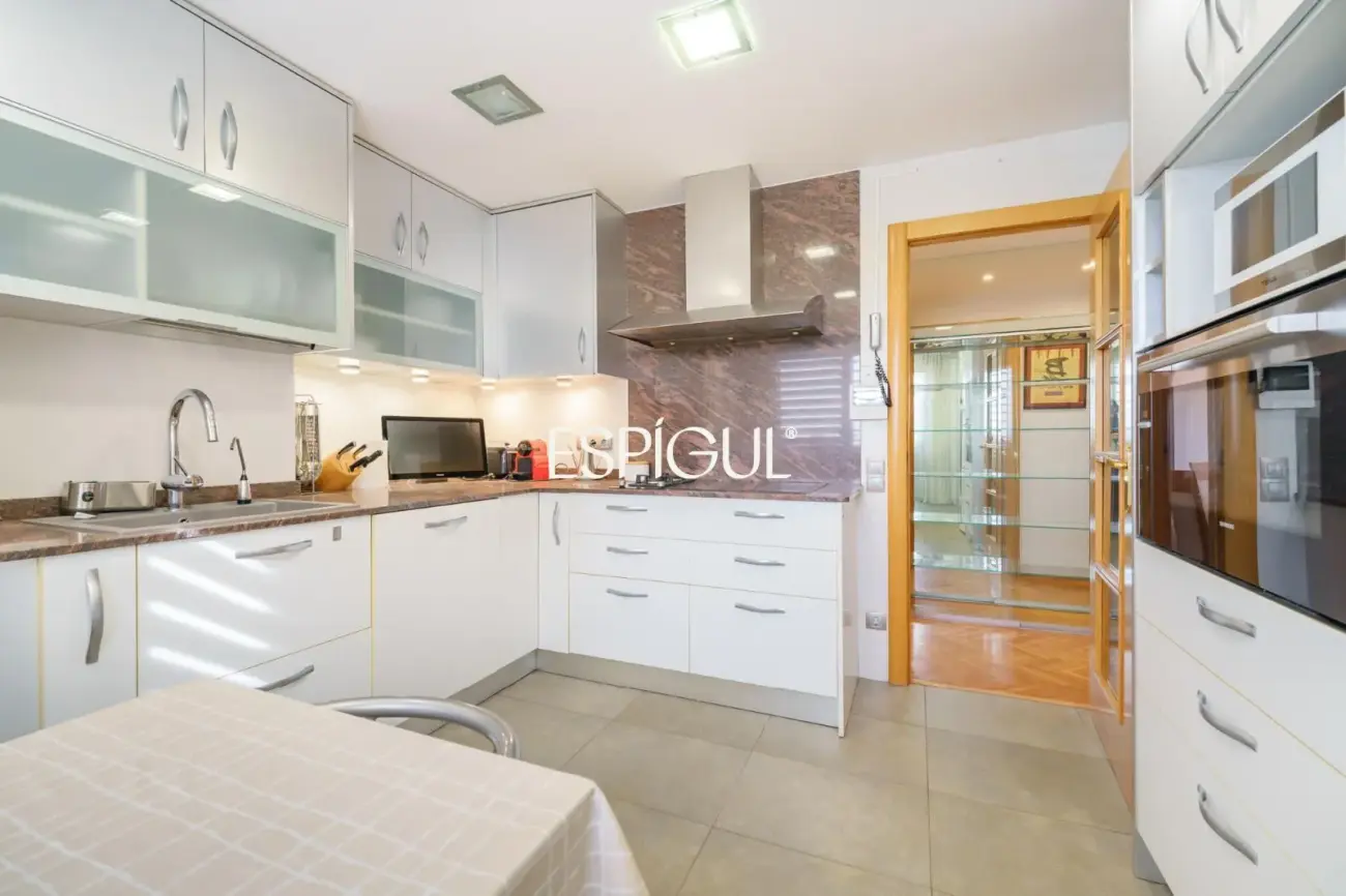 Bright apartment in Les Corts / Diagonal with pool and parking