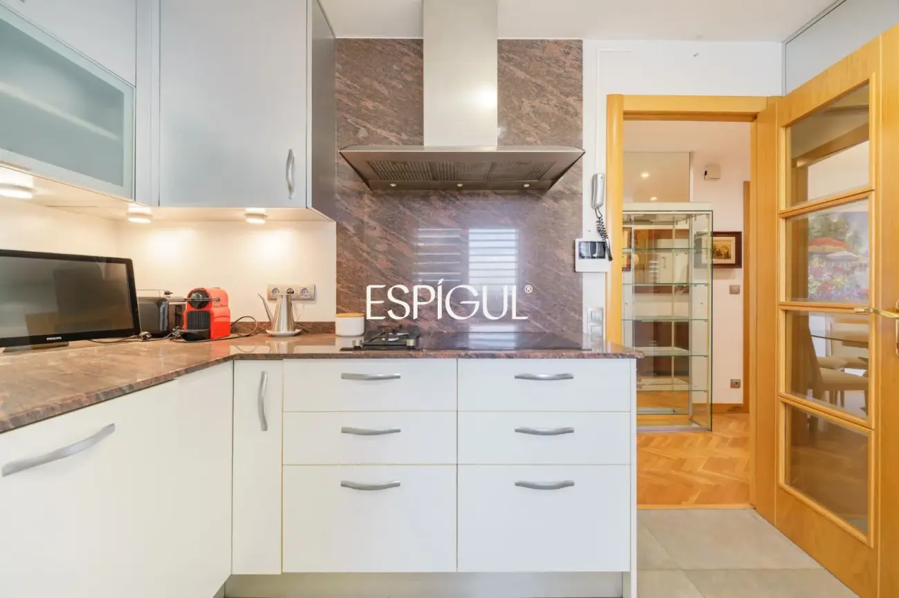 Bright apartment in Les Corts / Diagonal with pool and parking