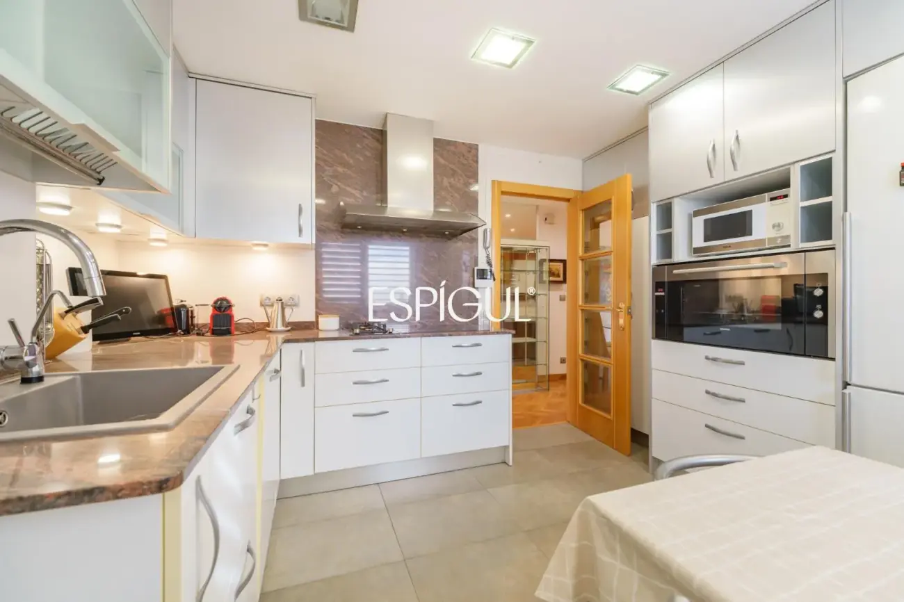 Bright apartment in Les Corts / Diagonal with pool and parking
