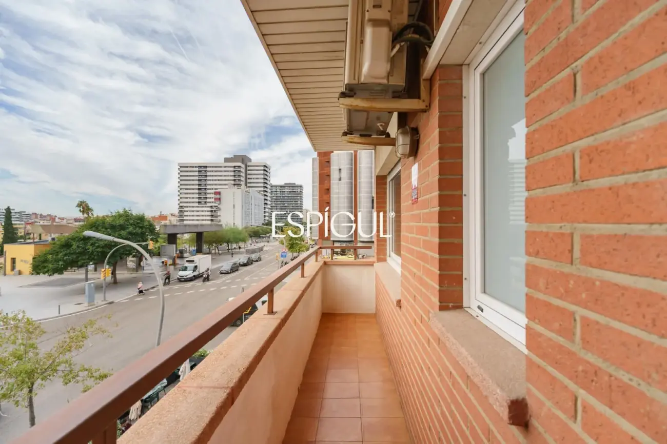 Bright apartment in Les Corts / Diagonal with pool and parking