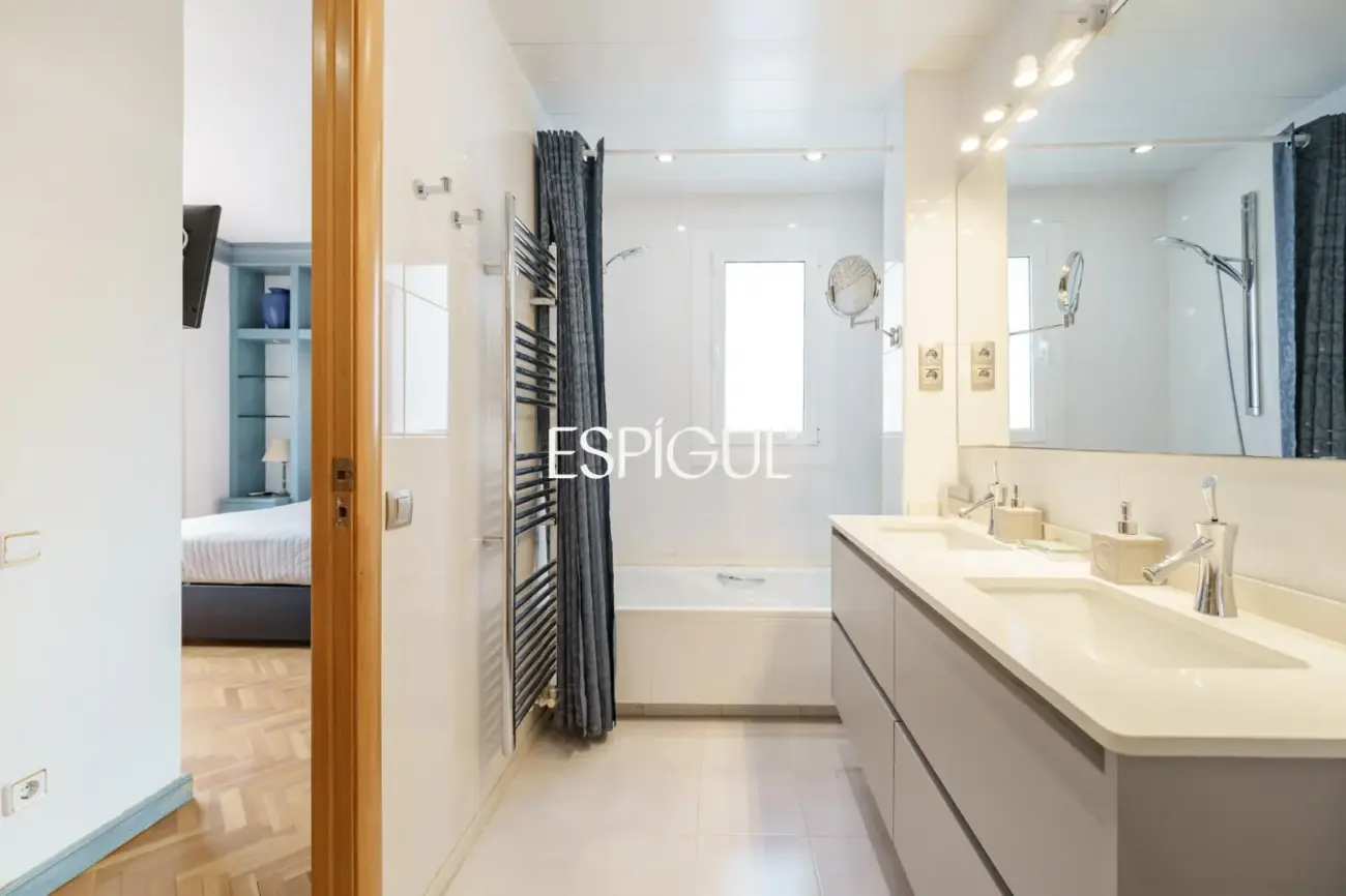 Bright apartment in Les Corts / Diagonal with pool and parking