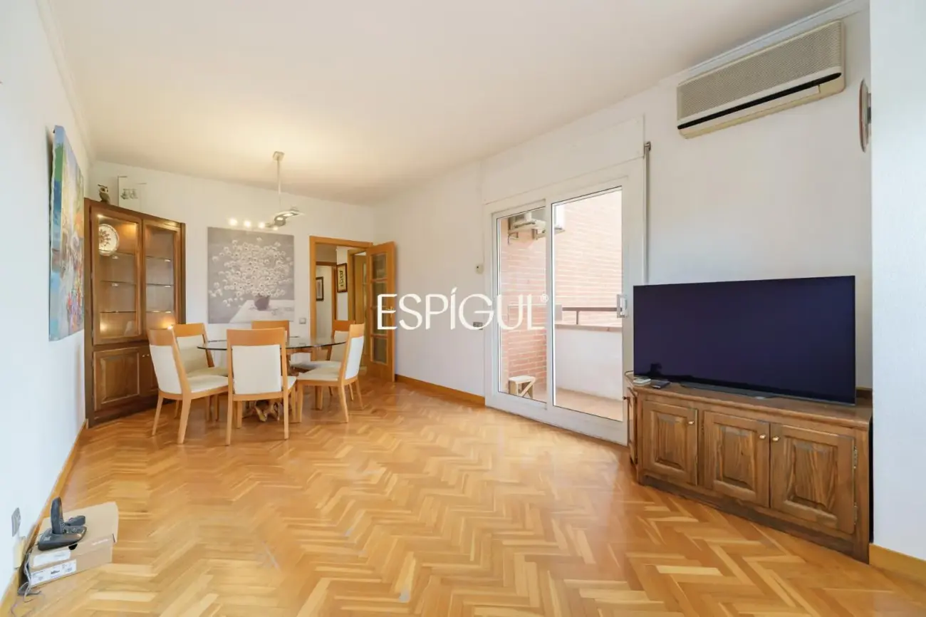 Bright apartment in Les Corts / Diagonal with pool and parking