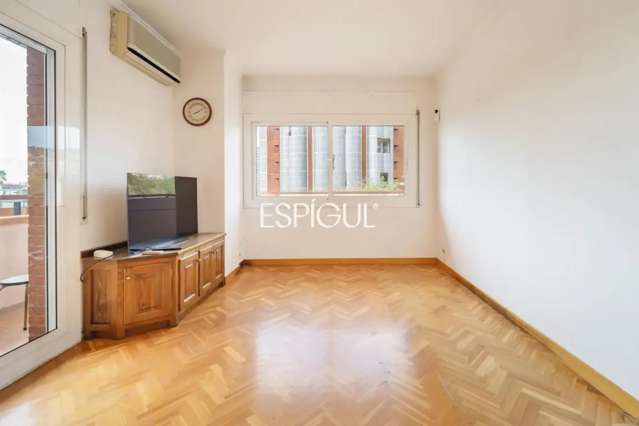 Bright apartment in Les Corts / Diagonal with pool and parking