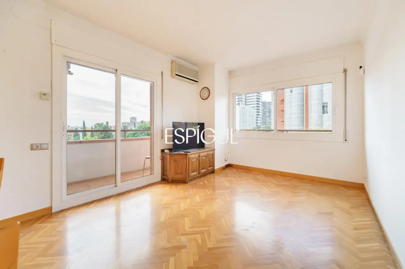 Bright apartment in Les Corts / Diagonal with pool and parking