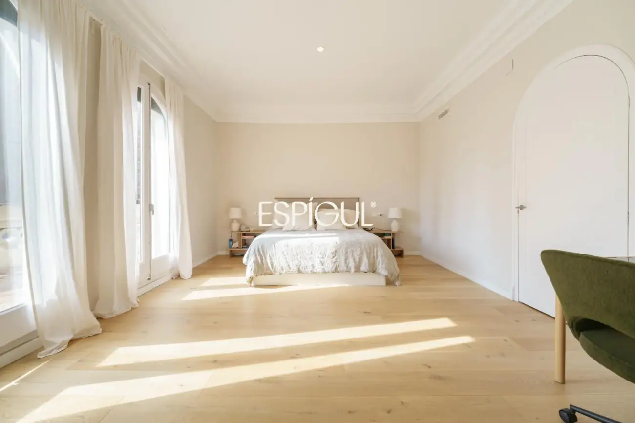 Casa catalogada en venta en el centro de Sabadell, con gran jardin y piscina