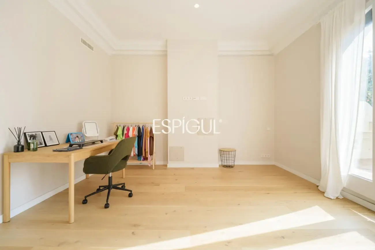 Casa catalogada en venta en el centro de Sabadell, con gran jardin y piscina