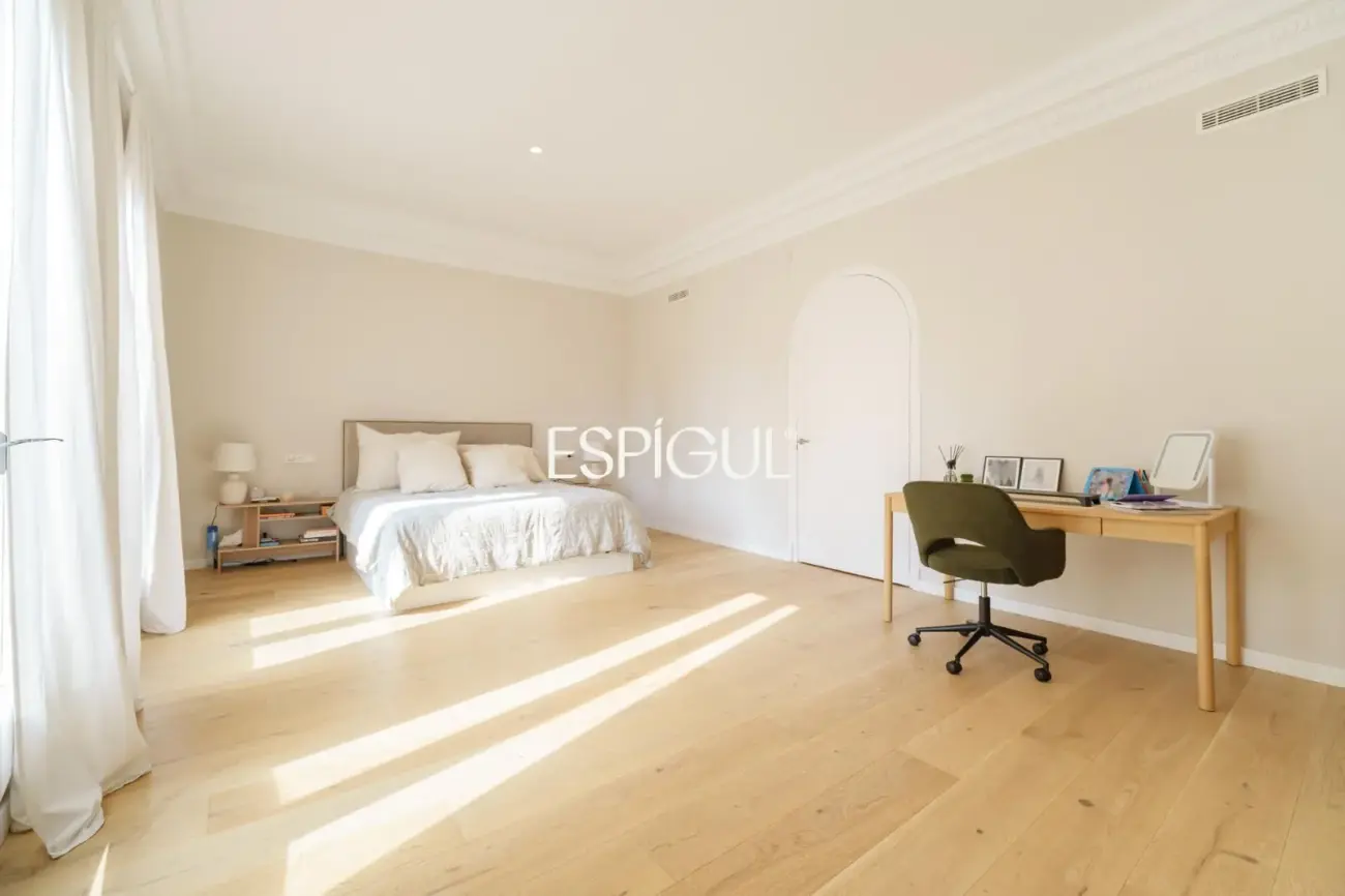 Casa catalogada en venta en el centro de Sabadell, con gran jardin y piscina