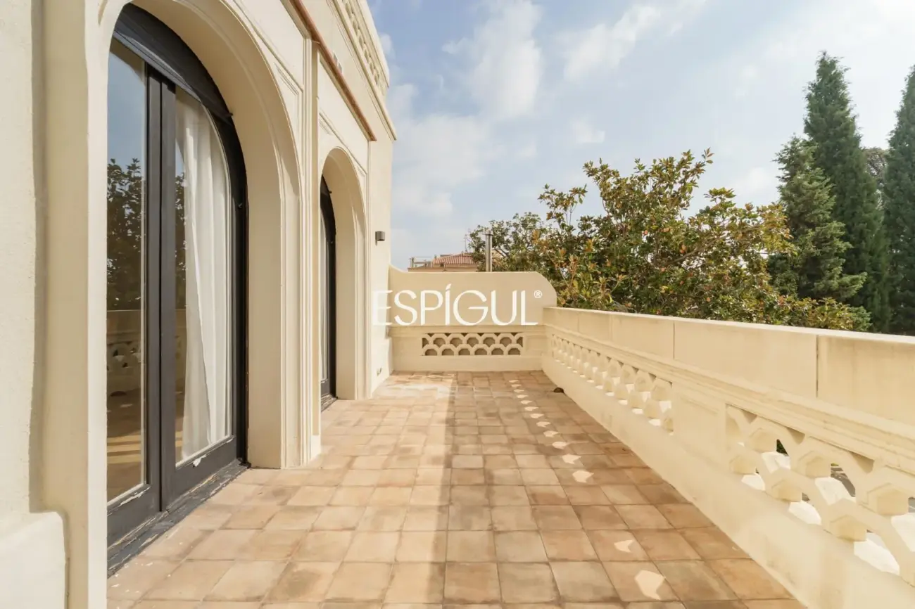Casa catalogada en venta en el centro de Sabadell, con gran jardin y piscina