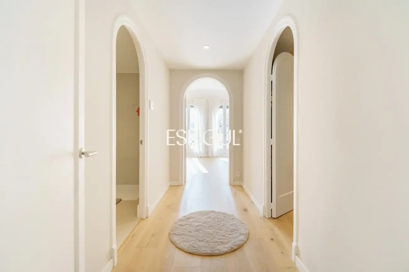 Casa catalogada en venta en el centro de Sabadell, con gran jardin y piscina