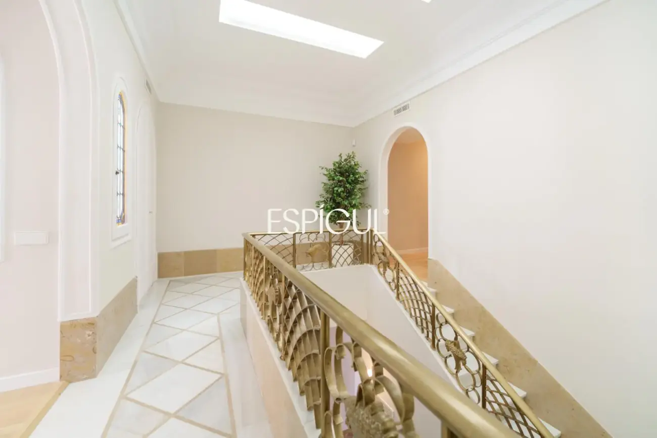 Casa catalogada en venta en el centro de Sabadell, con gran jardin y piscina