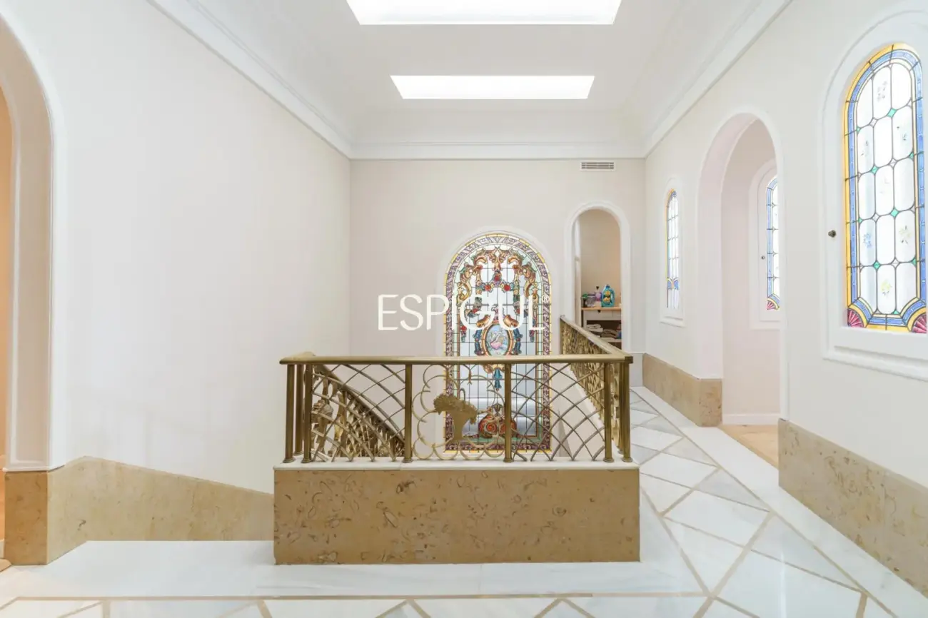 Casa catalogada en venta en el centro de Sabadell, con gran jardin y piscina