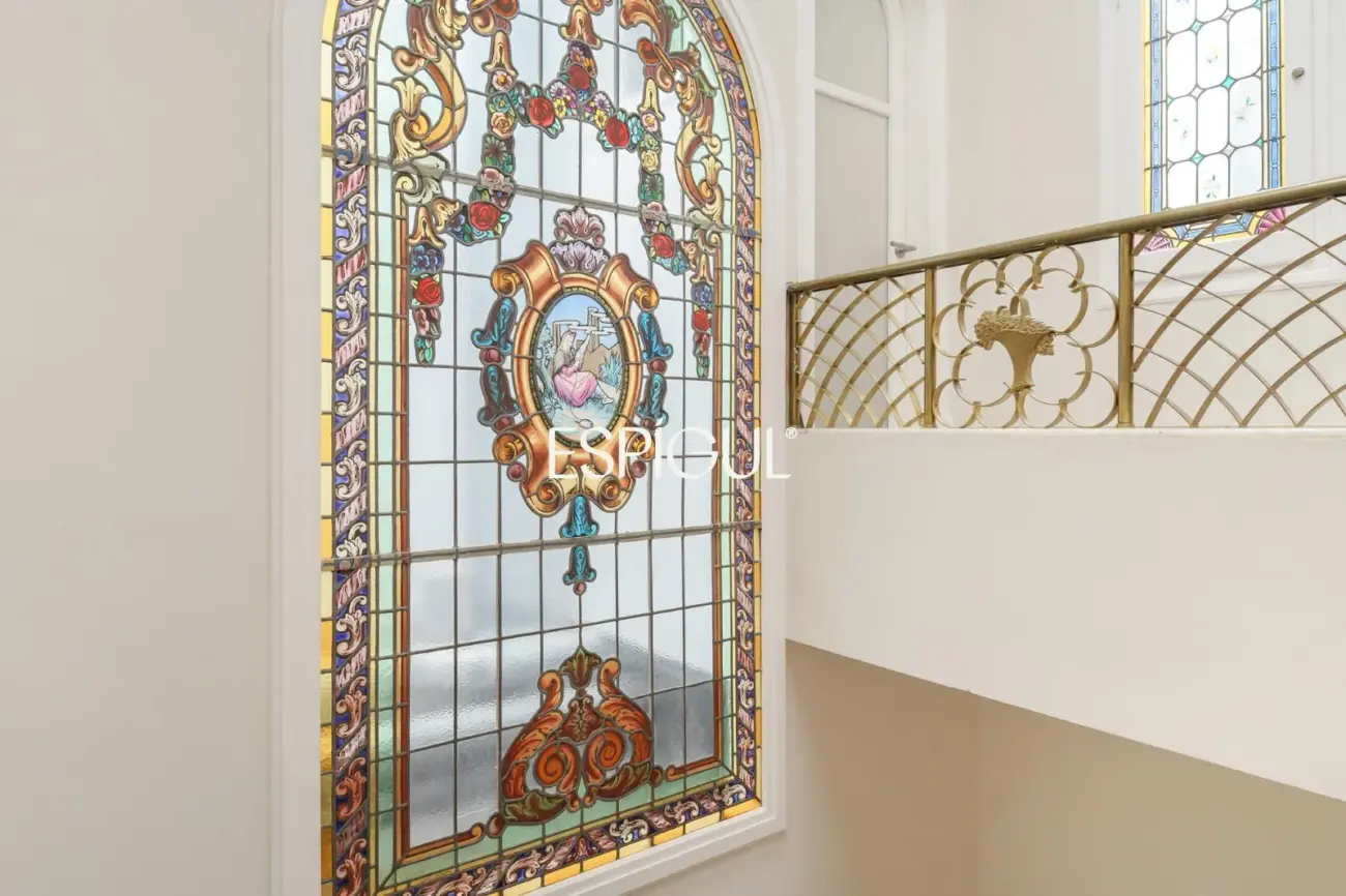 Casa catalogada en venta en el centro de Sabadell, con gran jardin y piscina