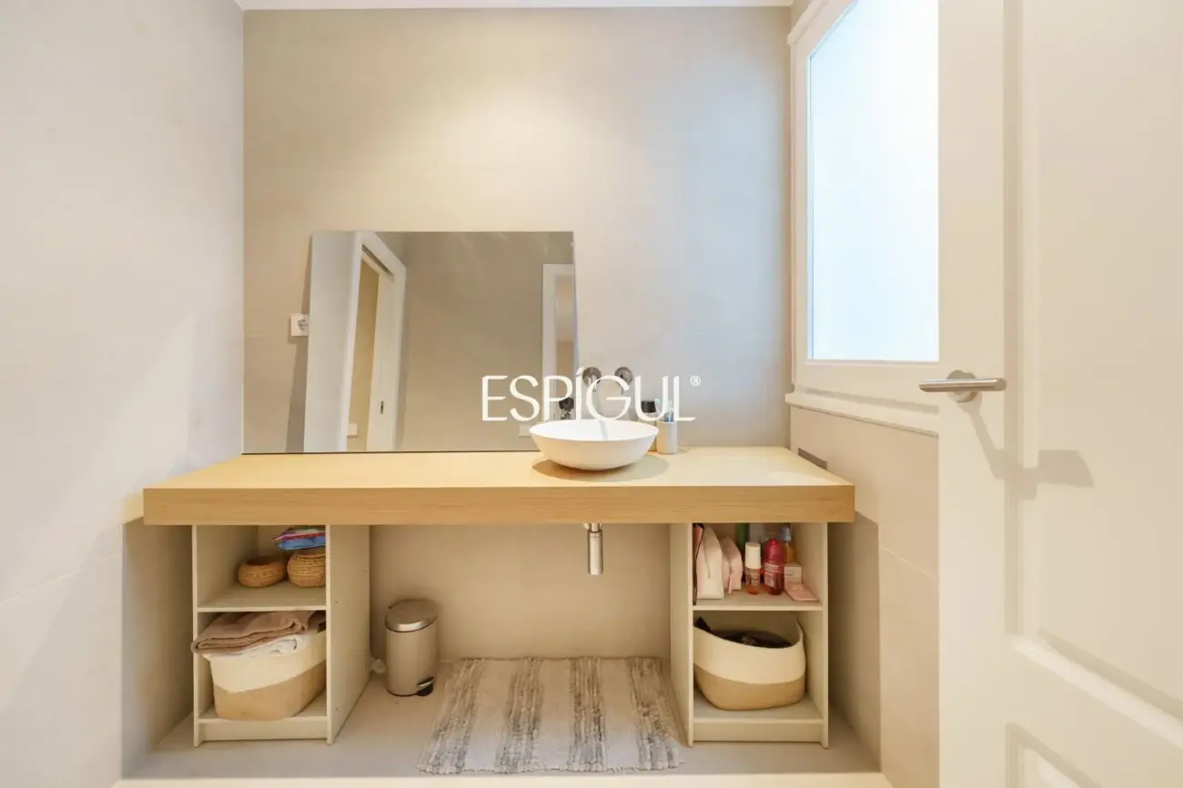 Casa catalogada en venta en el centro de Sabadell, con gran jardin y piscina