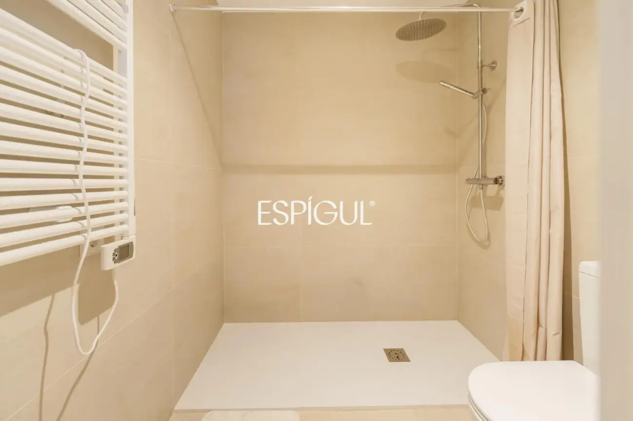 Casa catalogada en venta en el centro de Sabadell, con gran jardin y piscina