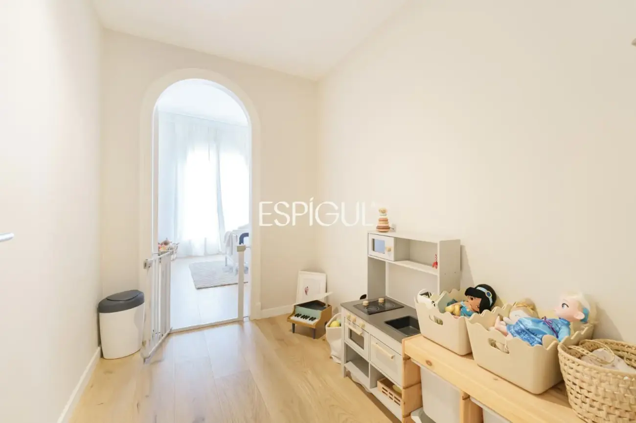Casa catalogada en venta en el centro de Sabadell, con gran jardin y piscina