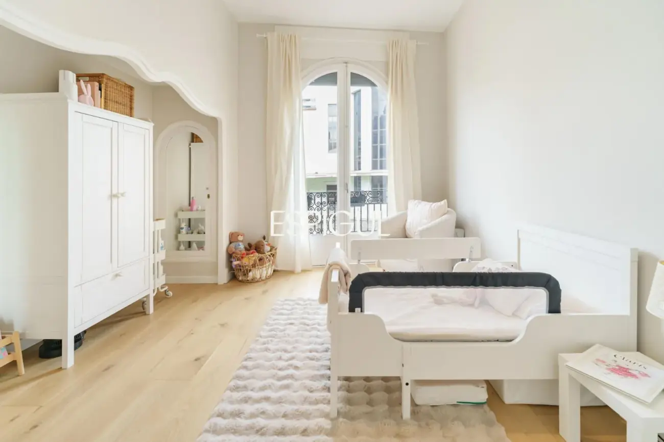 Casa catalogada en venta en el centro de Sabadell, con gran jardin y piscina