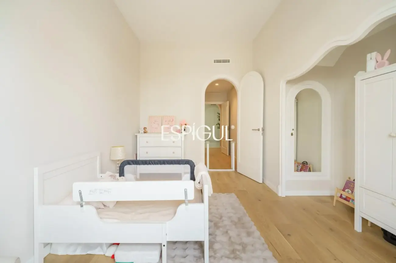 Casa catalogada en venta en el centro de Sabadell, con gran jardin y piscina