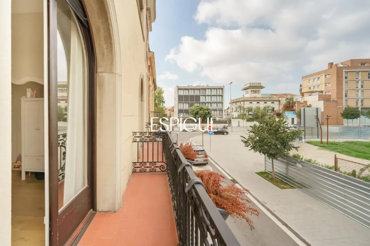 Casa catalogada en venta en el centro de Sabadell, con gran jardin y piscina