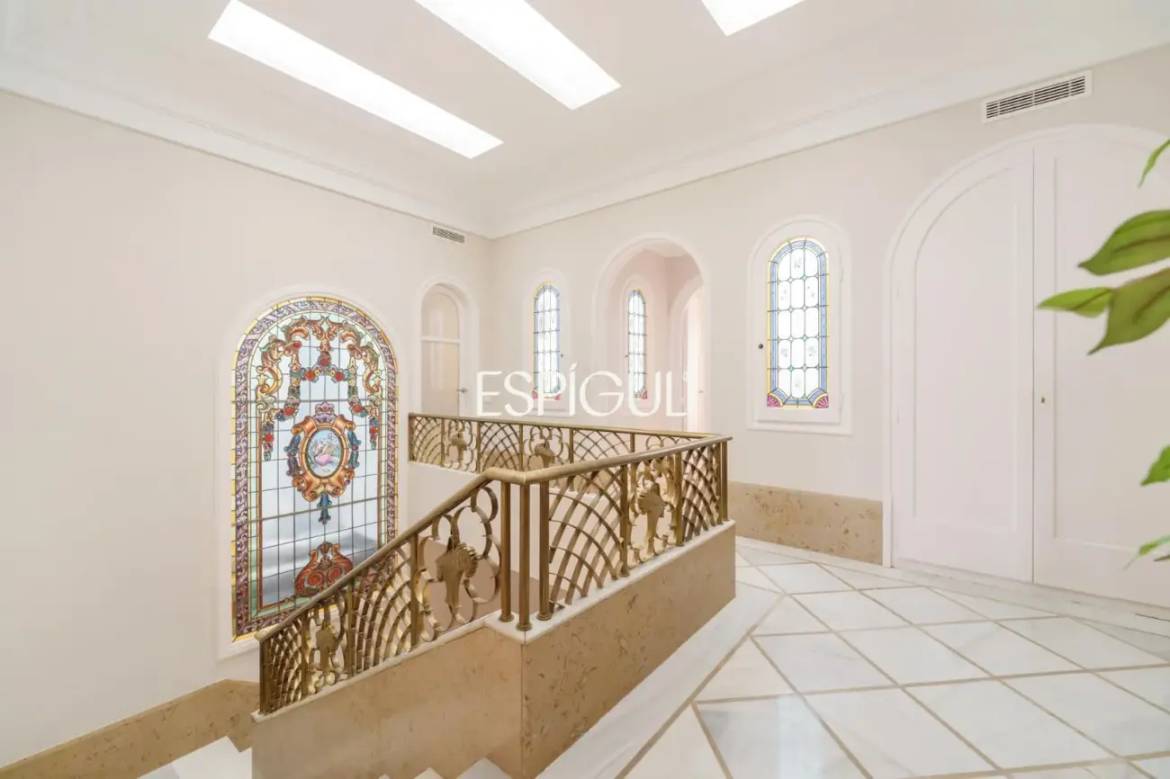 Casa catalogada en venta en el centro de Sabadell, con gran jardin y piscina