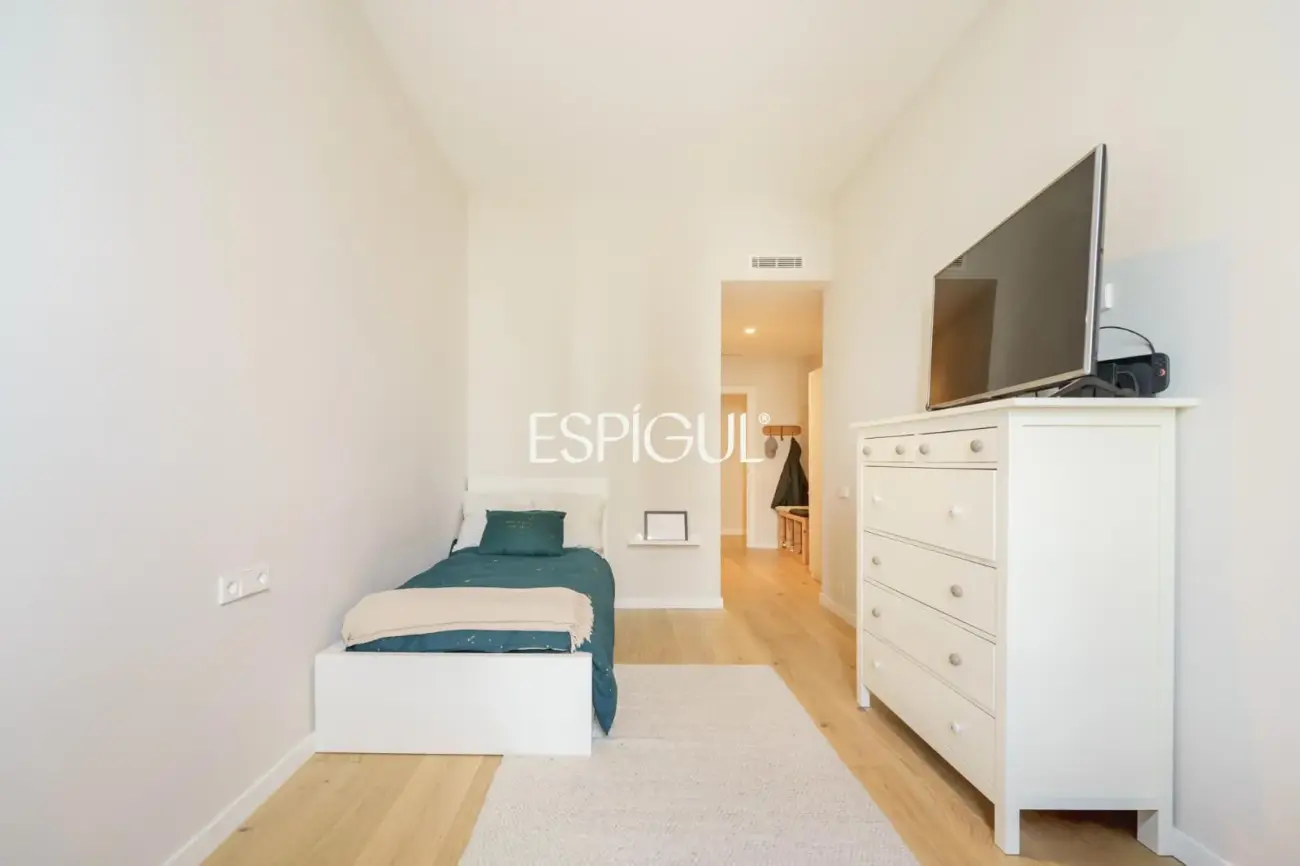 Casa catalogada en venta en el centro de Sabadell, con gran jardin y piscina