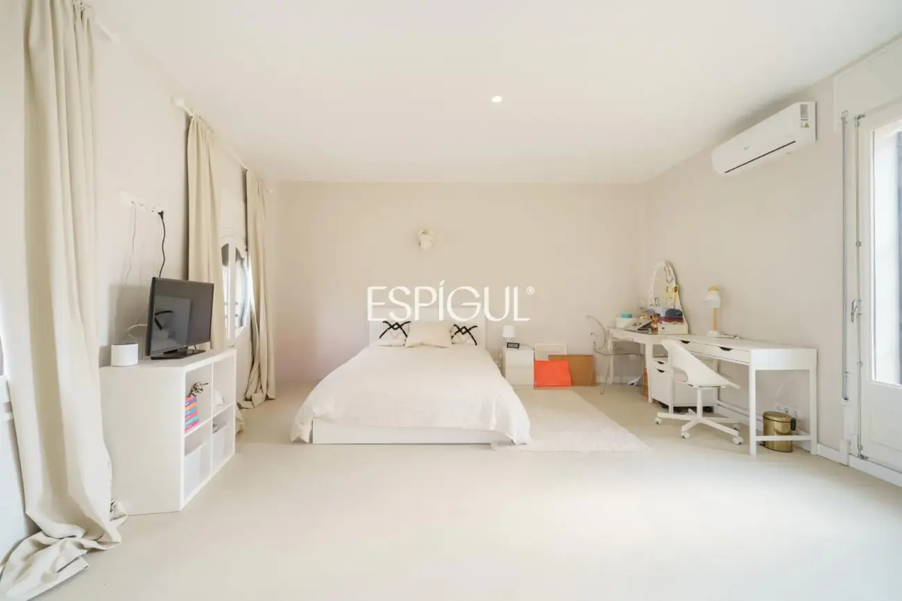 Casa catalogada en venta en el centro de Sabadell, con gran jardin y piscina