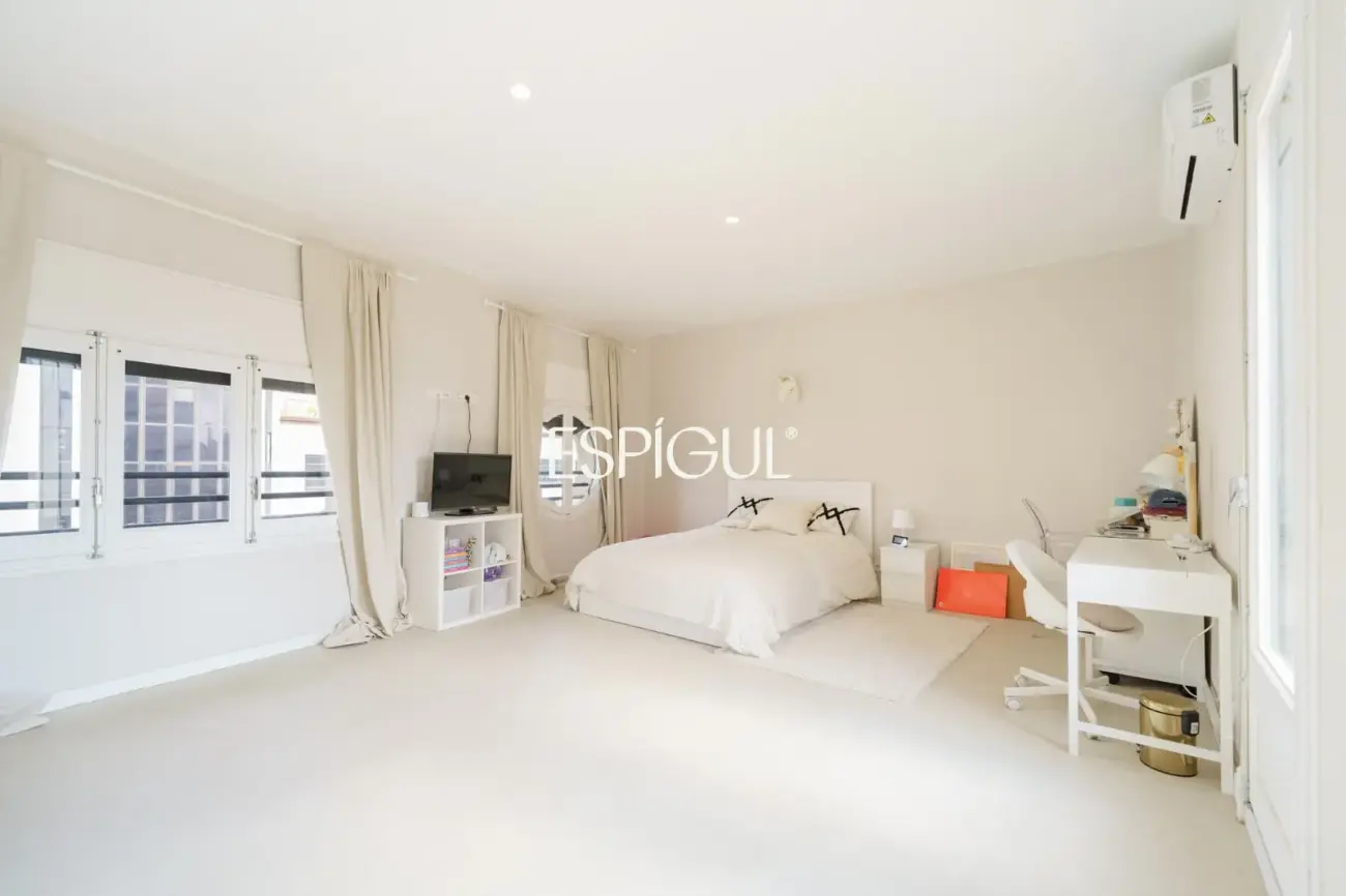 Casa catalogada en venta en el centro de Sabadell, con gran jardin y piscina