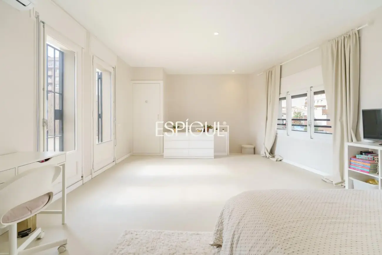Casa catalogada en venta en el centro de Sabadell, con gran jardin y piscina