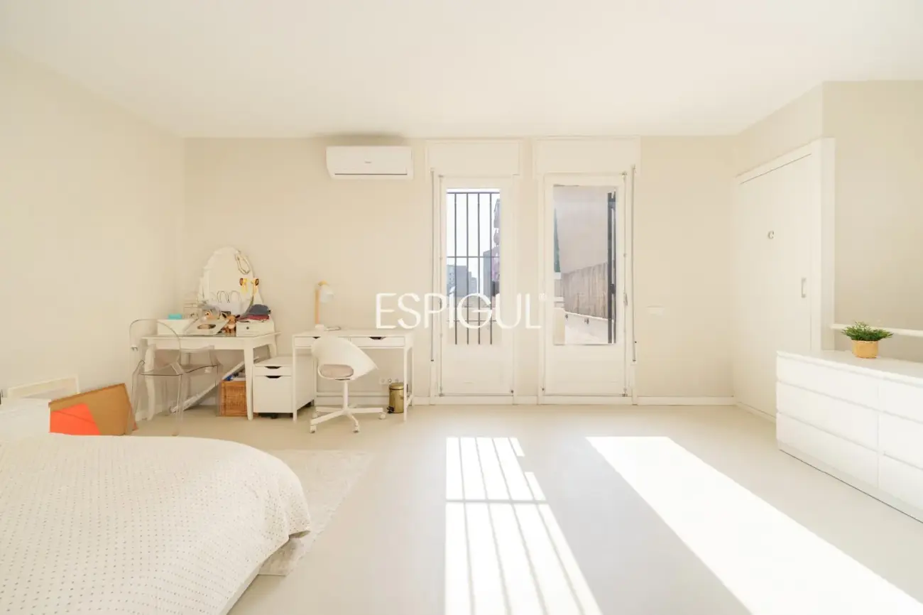 Casa catalogada en venta en el centro de Sabadell, con gran jardin y piscina