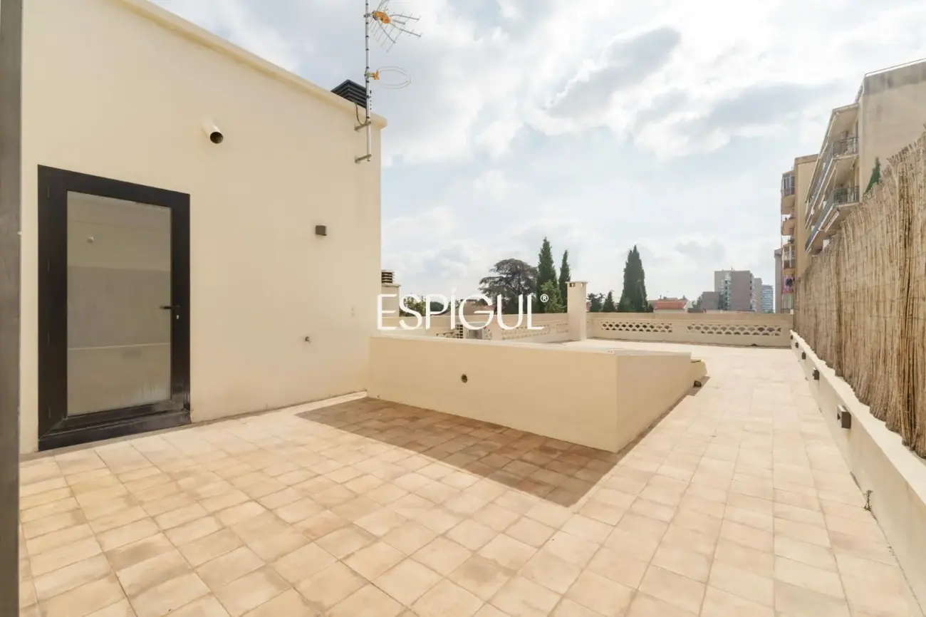 Casa catalogada en venta en el centro de Sabadell, con gran jardin y piscina
