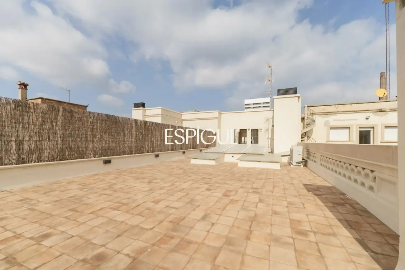 Casa catalogada en venta en el centro de Sabadell, con gran jardin y piscina