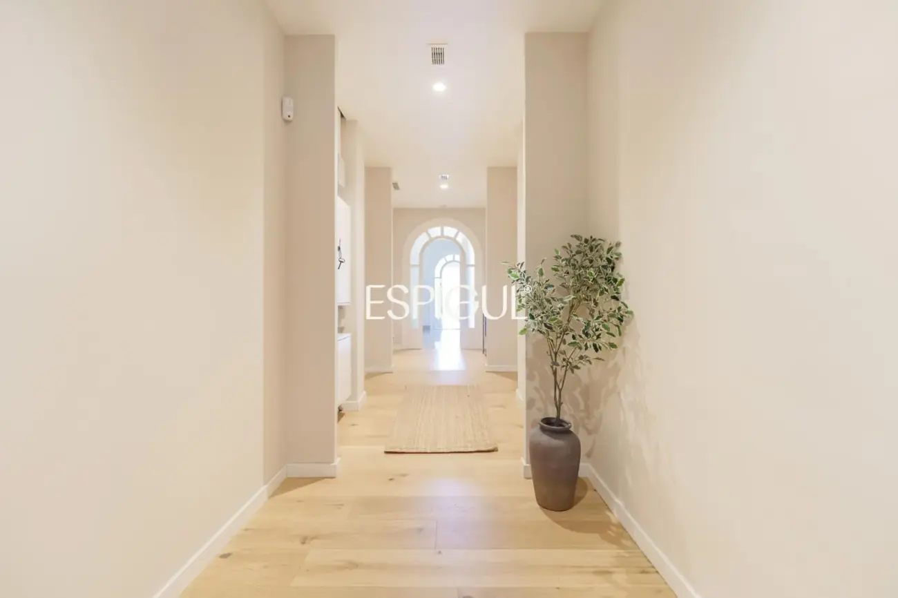 Casa catalogada en venta en el centro de Sabadell, con gran jardin y piscina
