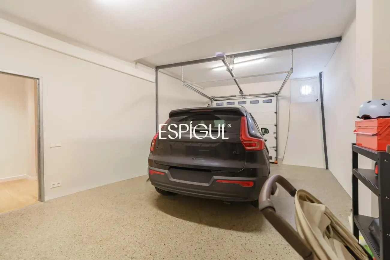 Casa catalogada en venta en el centro de Sabadell, con gran jardin y piscina