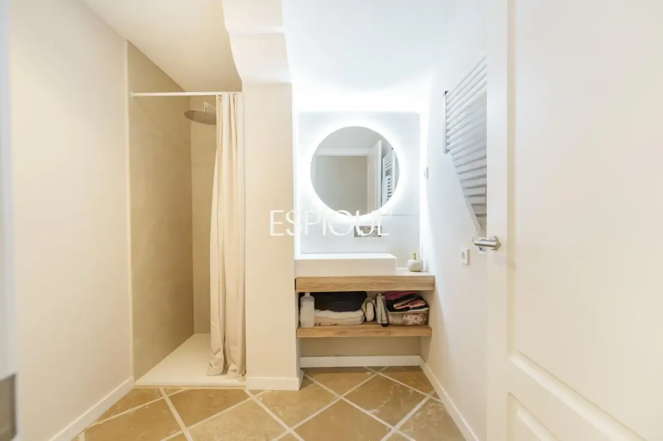 Casa catalogada en venta en el centro de Sabadell, con gran jardin y piscina