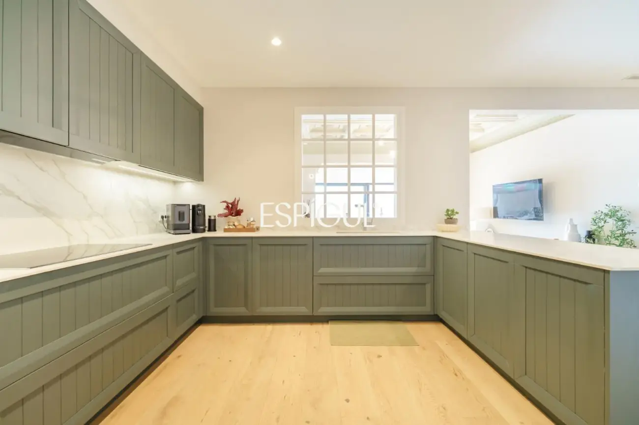 Casa catalogada en venta en el centro de Sabadell, con gran jardin y piscina